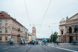 Eine Gruppe von Menschen fährt mit dem Fahrrad auf einer Straße durch Pilsen.