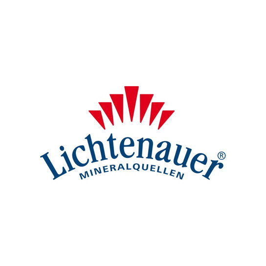 Das Bild zeigt das Logo der Lichtenauer Mineralquellen. Es zeigt das Wort „Lichtenauer“ in Blau, in einer klassischen Serifenschrift mit leichtem Bogen. Über dem Text befinden sich rote Strahlen, die einen Halbkreis bilden, und darunter steht in kleineren blauen Buchstaben das Wort „MINERALQUELLEN“.