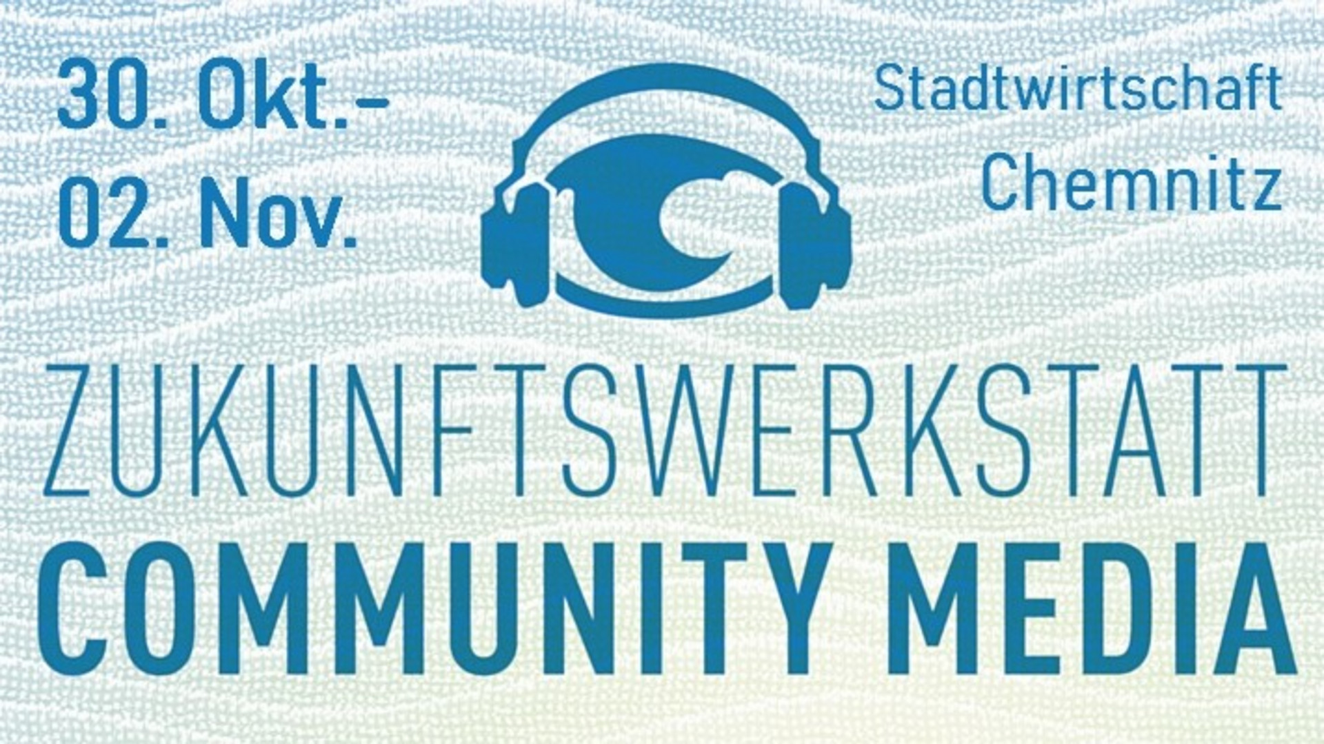 Veranstaltungsplakat mit blauem Text: "30. Okt. - 02. Nov.", "Stadtwirtschaft Chemnitz", und "Zukunftswerkstatt Community Media". Über dem Text erscheint ein Kopfhörer- und Wellenlogo auf einem strukturierten Hintergrund.