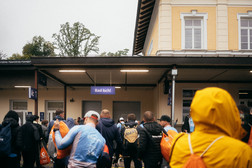 Eine Gruppe von Menschen vor einem Gebäude.