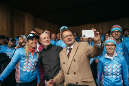 Eine Gruppe von Leuten macht ein Selfie.