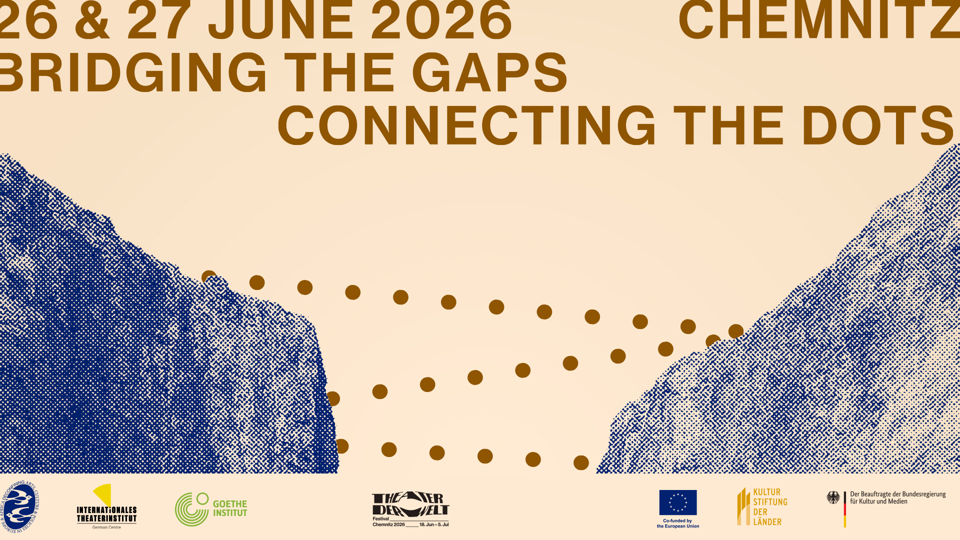 Plakat mit blauen, gepunkteten Klippen auf der linken und rechten Seite, die durch gepunktete Linien verbunden sind. Großer Text lautet: "26. und 27. Juni 2026 Chemnitz. Bridging the Gaps. Connecting the Dots." Am unteren Rand sind mehrere Logos von Organisationen abgebildet.
