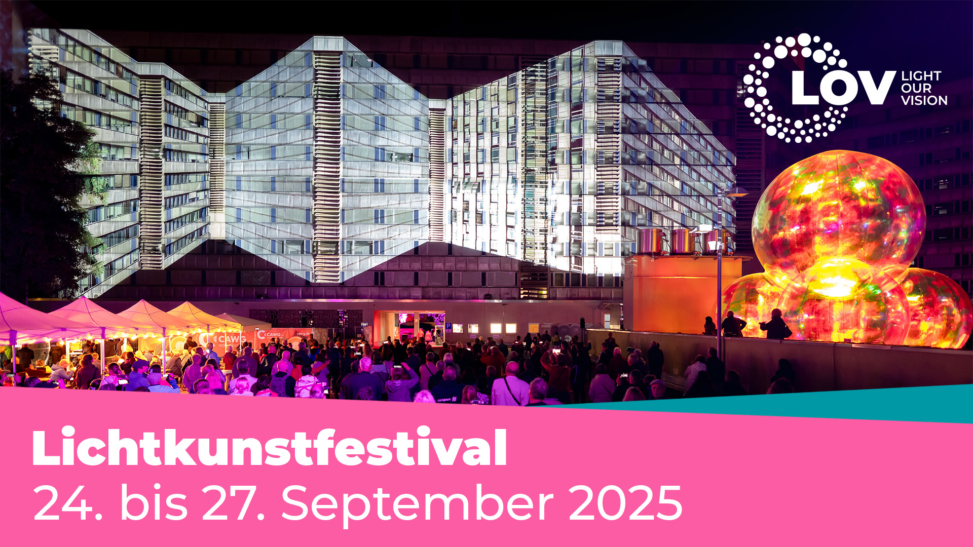 Eine nächtliche Szene eines Lichtkunstfestivals mit bunten Projektionen auf Gebäuden, leuchtenden Kugeln und einer Menschenmenge. Der Text lautet: "Lichtkunstfestival, 24. bis 27. September 2025". Das LOV-Logo befindet sich in der oberen rechten Ecke.